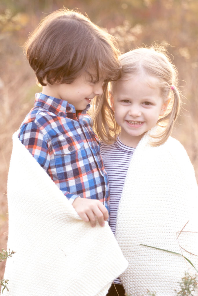 Sibling photography posing ideas #fallphotography #photography