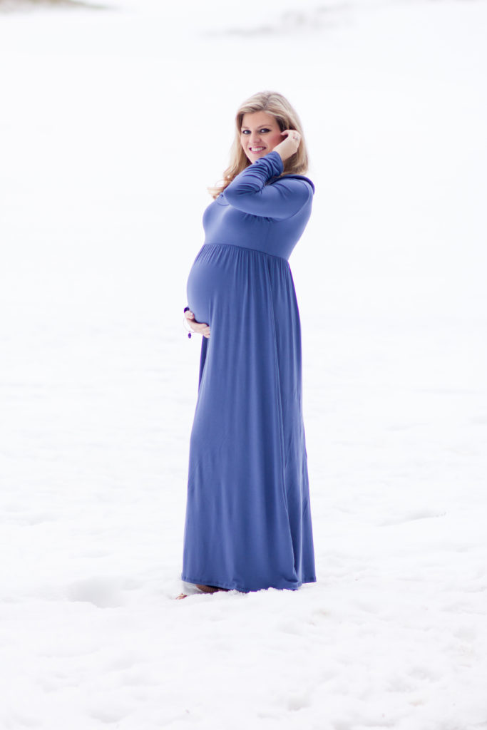 Snowy maternity photos | winter manternity photography | Nashville maternity photography #maternity #maternityphotography #twins