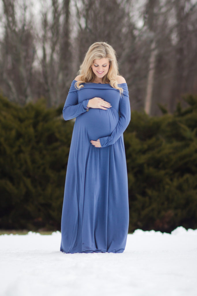 Snowy maternity photos | winter manternity photography | Nashville maternity photography #maternity #maternityphotography #twins