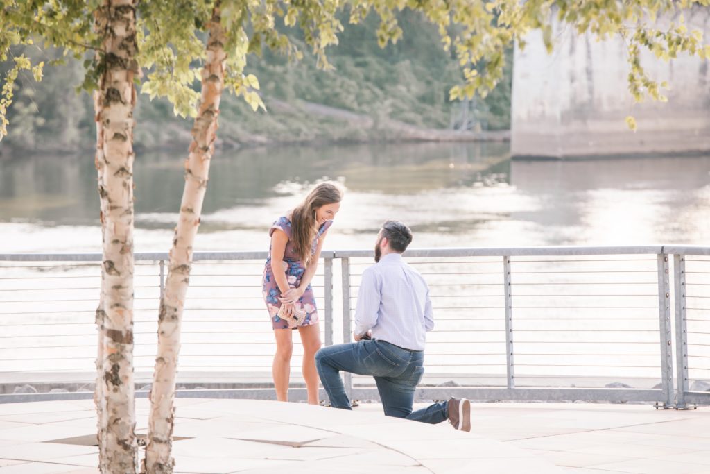 guy down on one knee to propose to girlfriend